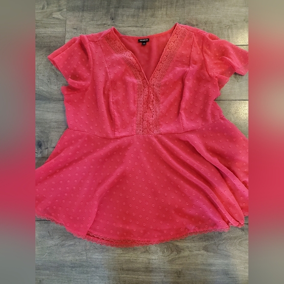 Torrid Coral Peplum Chiffon Clip Dot Lace Inset Top size 1x - Picture 5 of 9